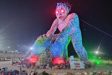 দূষণে সম্পর্কে সচেতন করতে কক্সবাজার সৈকতে ভয়ংকর ‘প্লাস্টিকের দৈত্য’