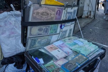 রেকর্ড দরপতন : এক মার্কিন ডলারে ইরানের ১২ লাখ রিয়াল