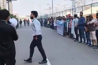 ডিএমটিসিএলে আধুনিক সার্ভিস রুলস প্রণয়নের দাবিতে অবস্থান কর্মসূচি