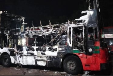 নোয়াখালীতে গভীর রাতে বিআরটিসির দুই বাসে আগুন