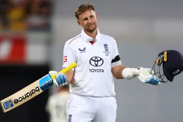 ১২ বছর পর অস্ট্রেলিয়ায় সেঞ্চুরি পেলেন রুট