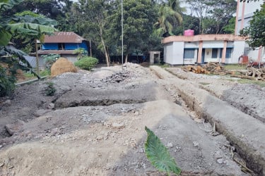 প্রধান শিক্ষকের বিরুদ্ধে বিদ্যালয়ের টিনসেড ঘর বিক্রির অভিযোগ