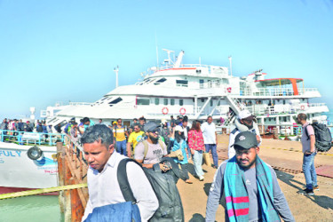 পর্যটকের পদচারণে মুখরিত সেন্ট মার্টিন