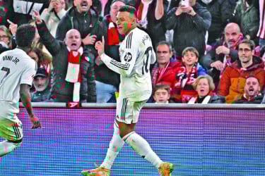 এমবাপ্পের জোড়া গোলে ব্যবধান কমাল রিয়াল