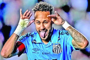 চোট নিয়েও নেইমারের হ্যাটট্রিক