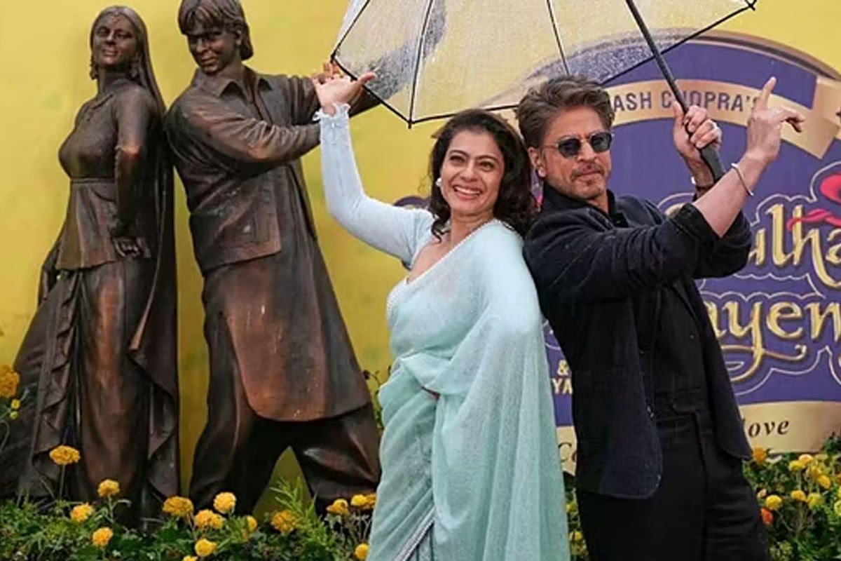 লন্ডনের লেস্টার স্কয়ারে শাহরুখ-কাজল ভাস্কর্য