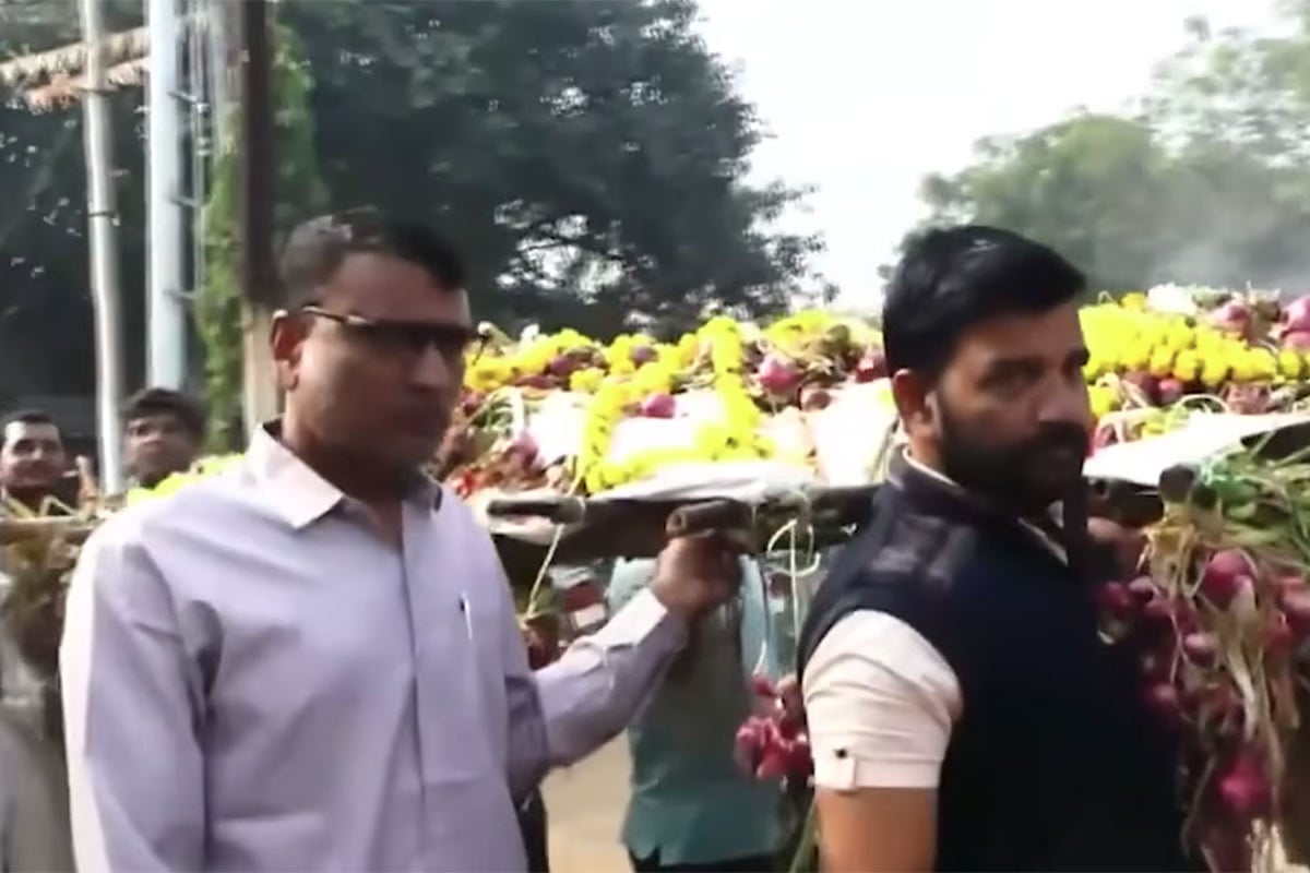 বাংলাদেশে বিক্রি করতে না পেরে এবার ভারতে পেঁয়াজের ‘শবযাত্রা’