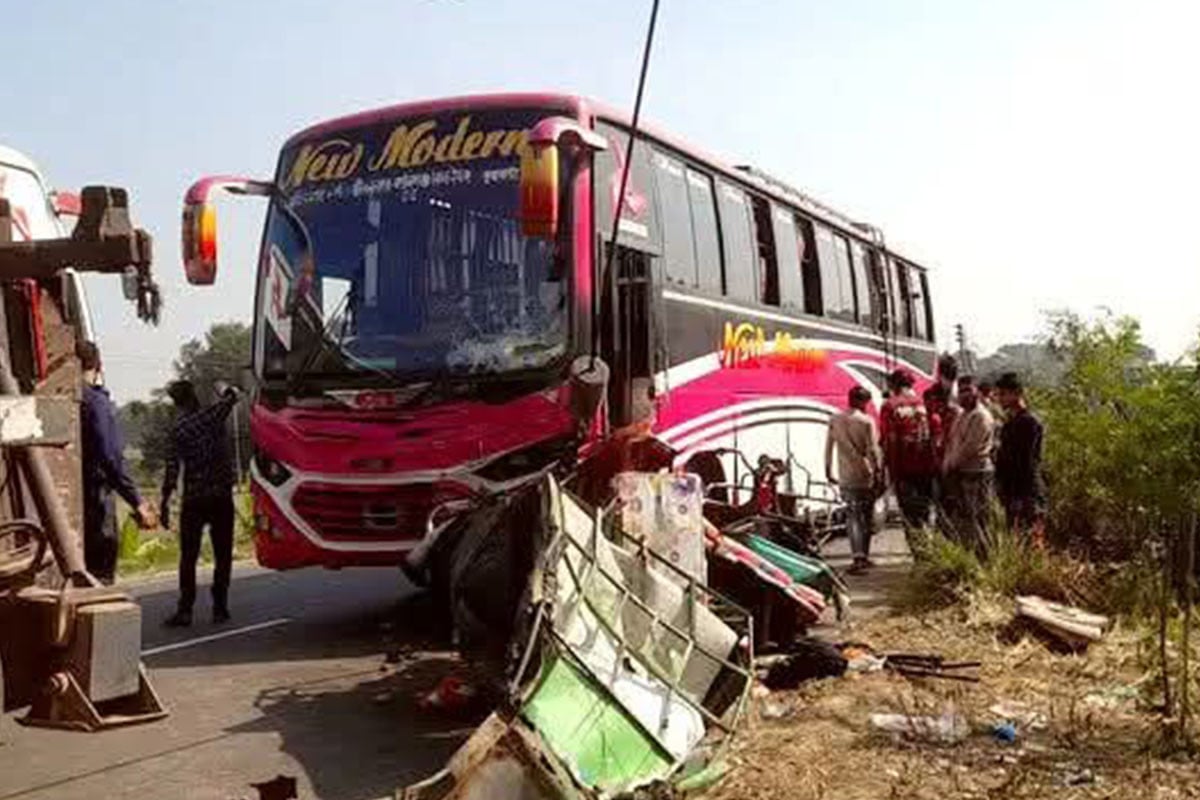 ভাঙায় বাসচাপায় প্রাণ গেল মা-মেয়ে ও নাতিসহ ৪ জনের