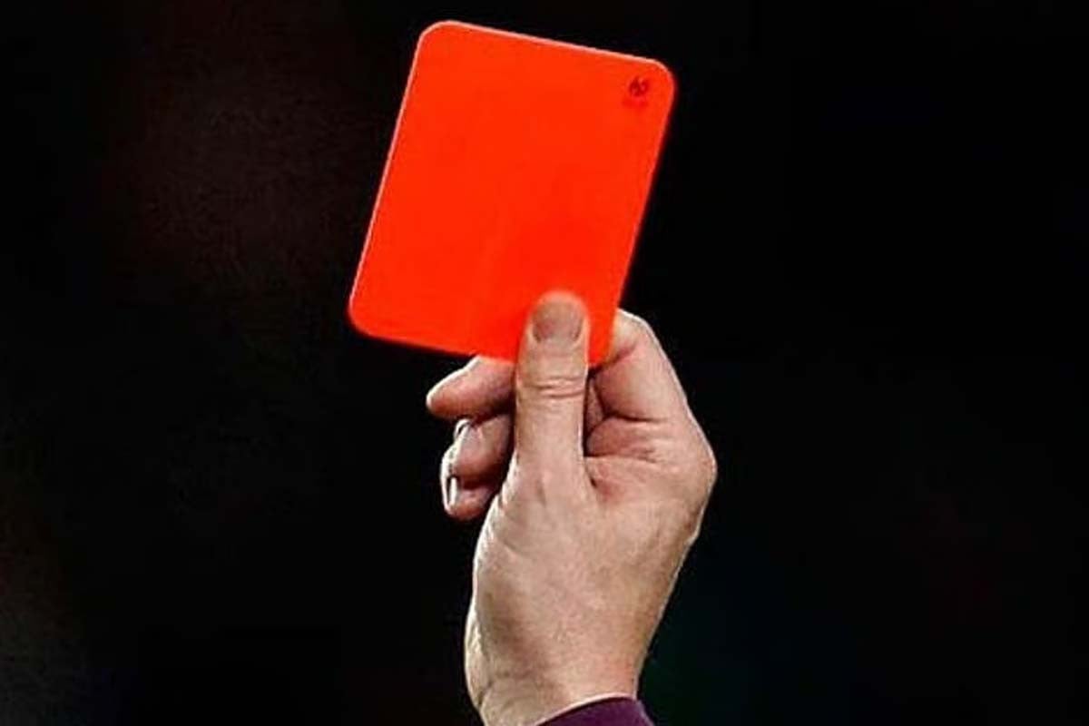 খেলা শুরুর আগেই লাল কার্ড