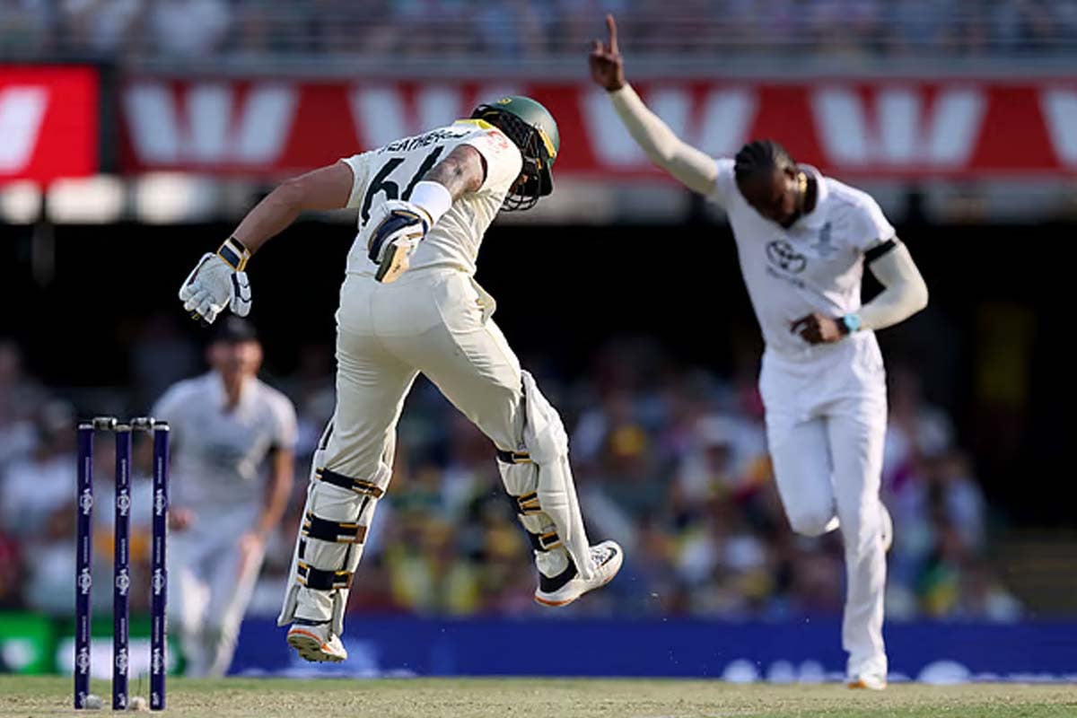 লাবুশেনের রেকর্ডের দিনে ইংল্যান্ডের দুই আঘাত