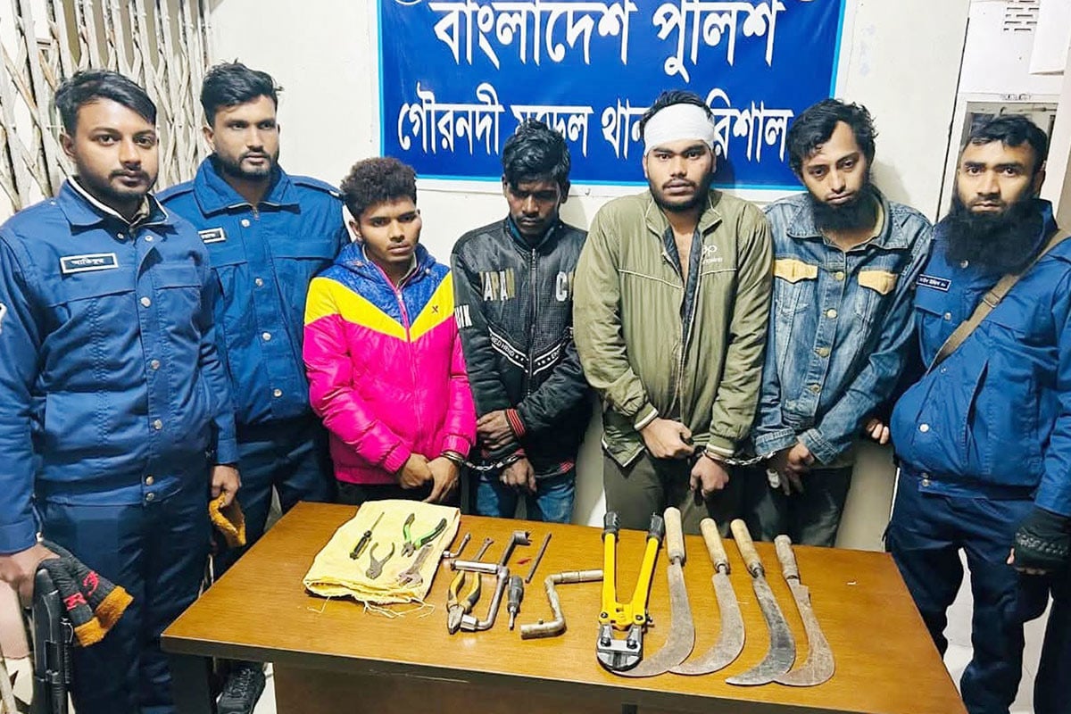 গৌরনদীতে ডাকাত সন্দেহে আটক চার যুবক জেলে