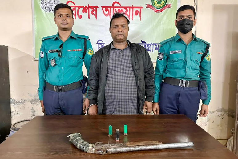 কর্ণফুলীতে অস্ত্র ও কার্তুজসহ যুবক গ্রেফতার