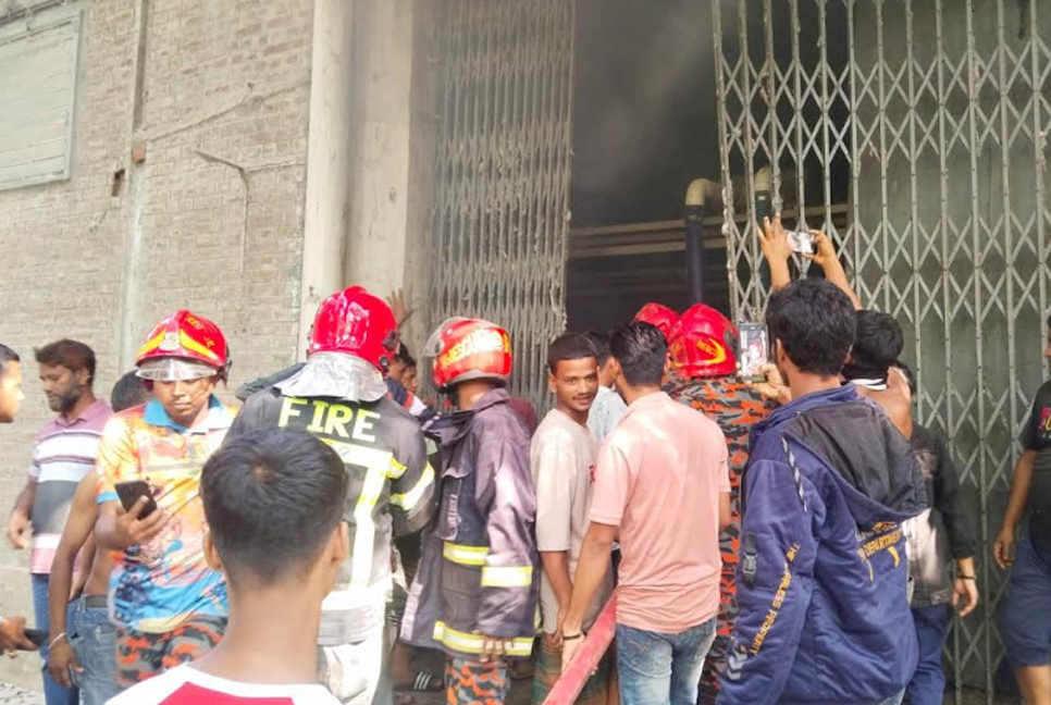 বরিশালে সুতার কারখানায় অগ্নিকাণ্ড