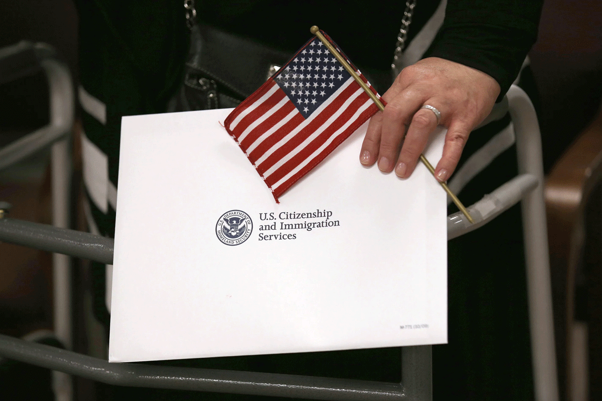 অভিবাসীদের ওয়ার্ক পারমিটের মেয়াদ কমিয়ে আনলো ট্রাম্প