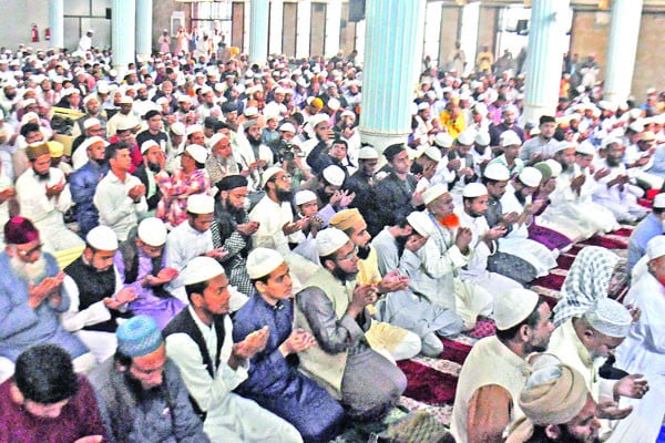 সারা দেশে বিশেষ দোয়া-মোনাজাত