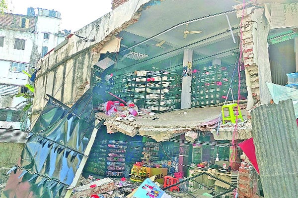 ফরিদপুরে হঠাৎ ধসে পড়ল দুই তলা ভবন