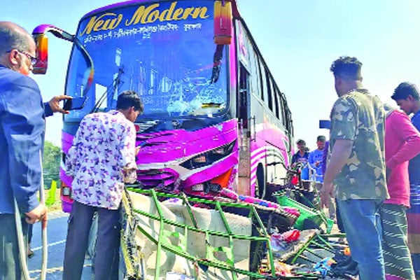 সড়কে প্রাণ গেল ১১ জনের