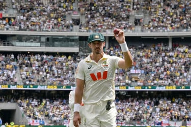 ওয়াসিমের রেকর্ড ভেঙে তাকেই সেরা মানছেন স্টার্ক