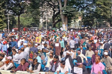 নবম পে স্কেল বাস্তবায়নের দাবিতে শহীদ মিনারে কর্মচারীরা