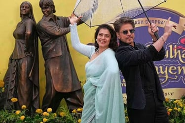 লন্ডনের লেস্টার স্কয়ারে শাহরুখ-কাজল ভাস্কর্য