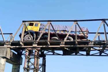 পাটাতন ভেঙে বেইলি ব্রিজে আটকা পড়লো ট্রাক