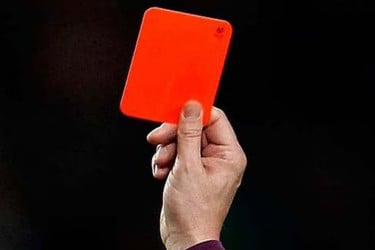 খেলা শুরুর আগেই লাল কার্ড