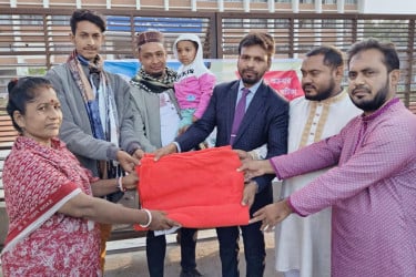 কোটালীপাড়ায় ভ্যানচালক–পথচারীদের মাঝে শীতবস্ত্র বিতরণ