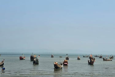 নাফ নদ থেকে ছয় জেলেকে ধরে নিয়ে গেছে আরাকান আর্মি