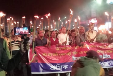 বন্দর রক্ষার দাবিতে রাজধানীতে মশাল মিছিল