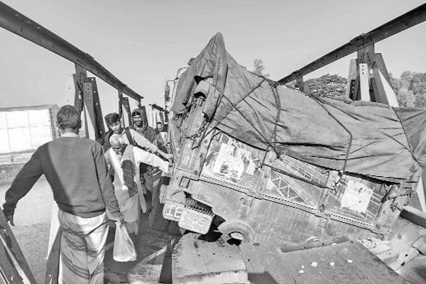 ট্রাকের ভারে ধসে পড়ল বেইলি ব্রিজ