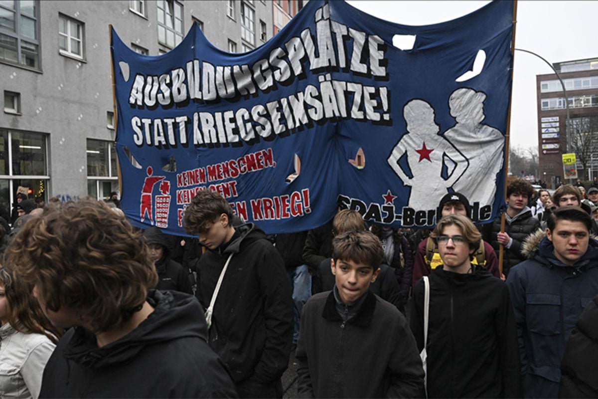 জার্মানিতে শ্রেণিকক্ষ ছেড়ে রাজপথে নেমে হাজারো শিক্ষার্থীর বিক্ষোভ