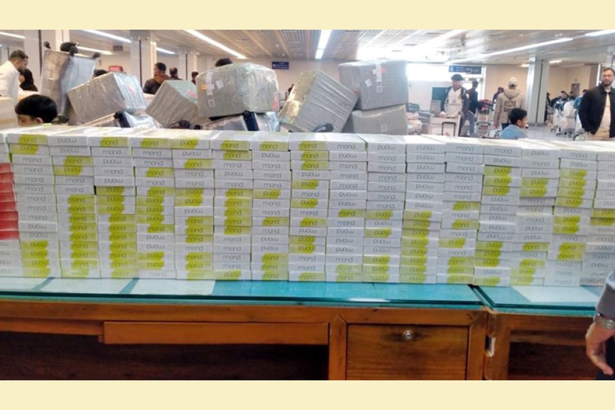 ওসমানী বিমানবন্দরে বিদেশী সিগারেট ও আইফোন জব্দ