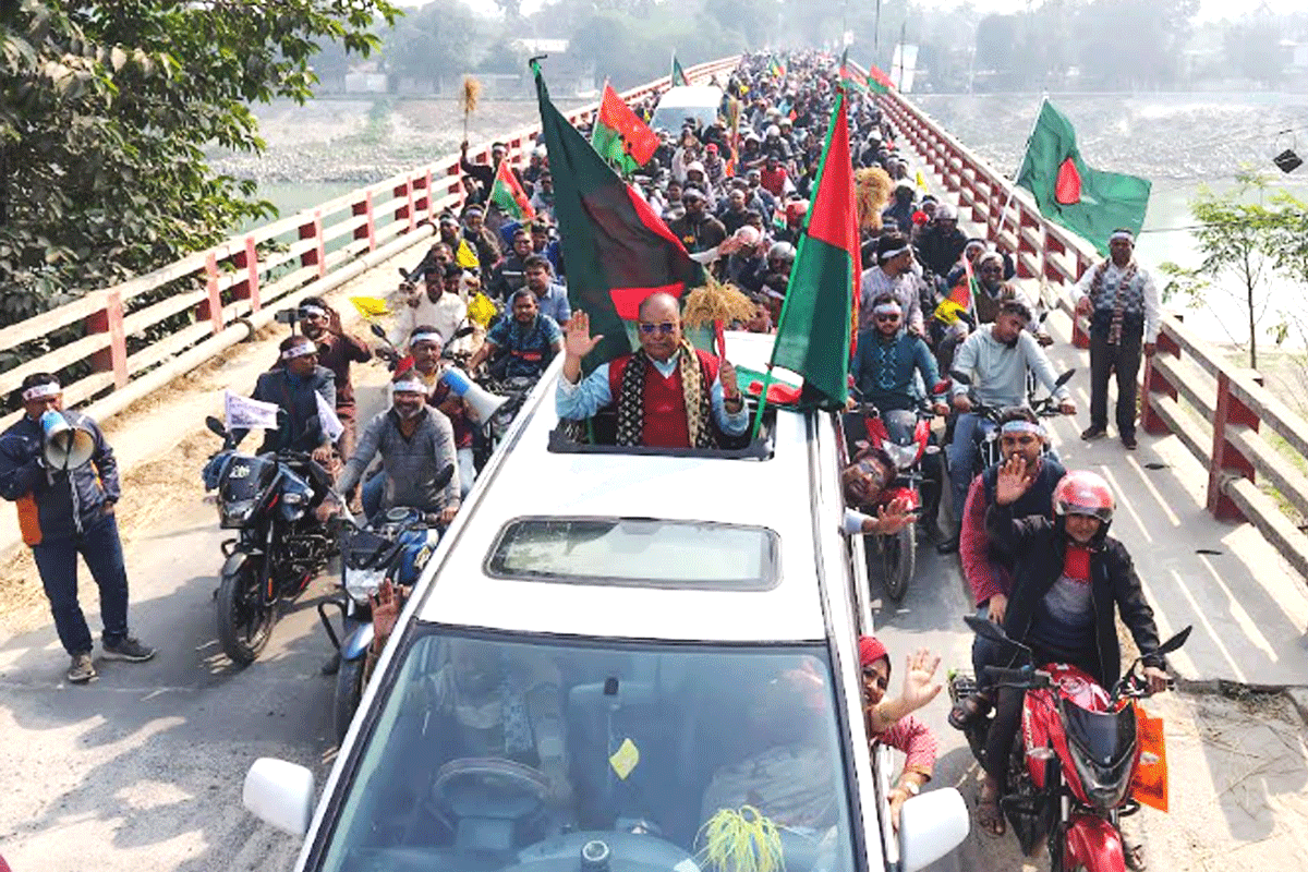 নওগাঁয় বিএনপি প্রার্থীর মোটরসাইকেল শোভাযাত্রা