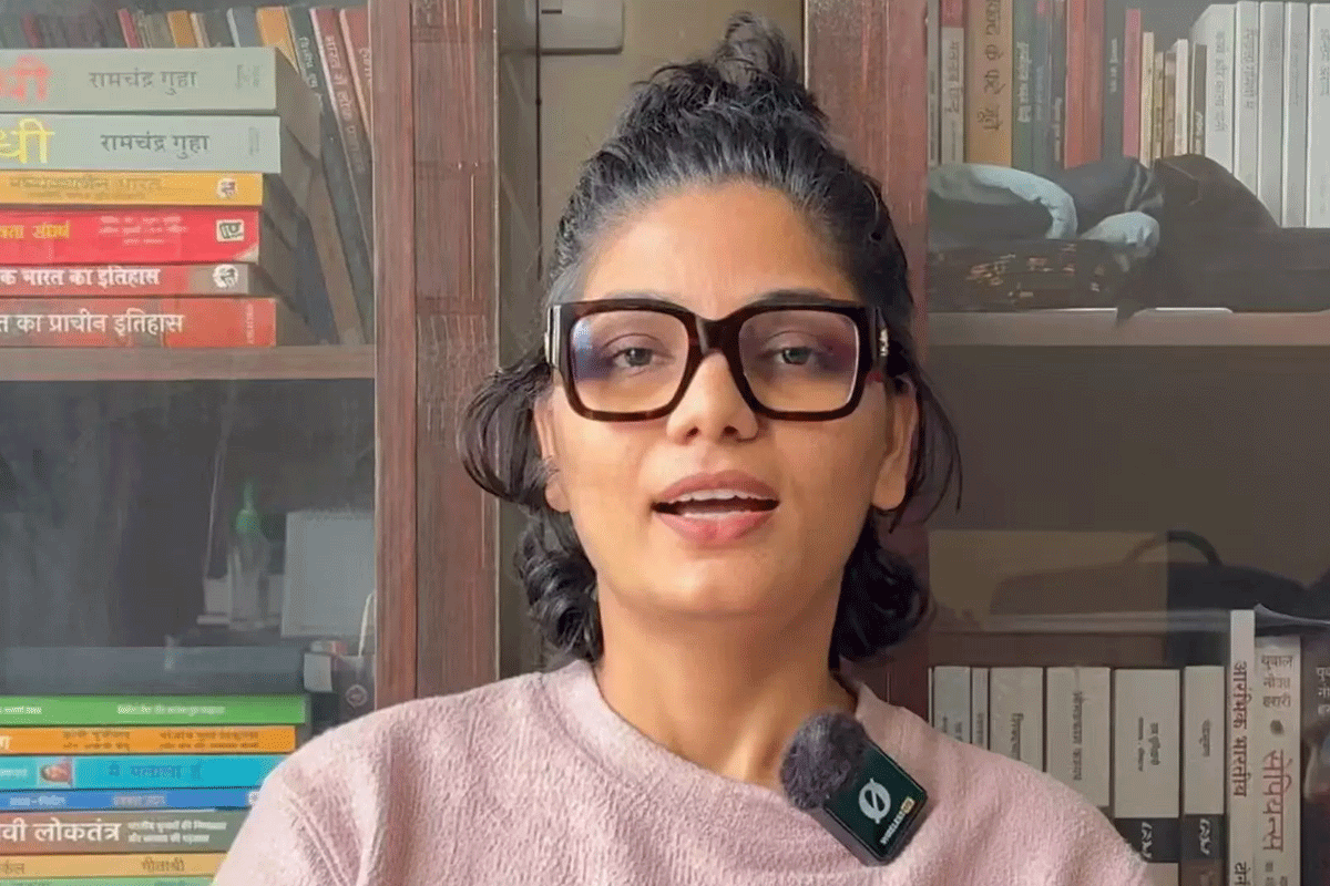 মোদিকে খোঁচা দিতেই মামলা খেলেন গায়িকা