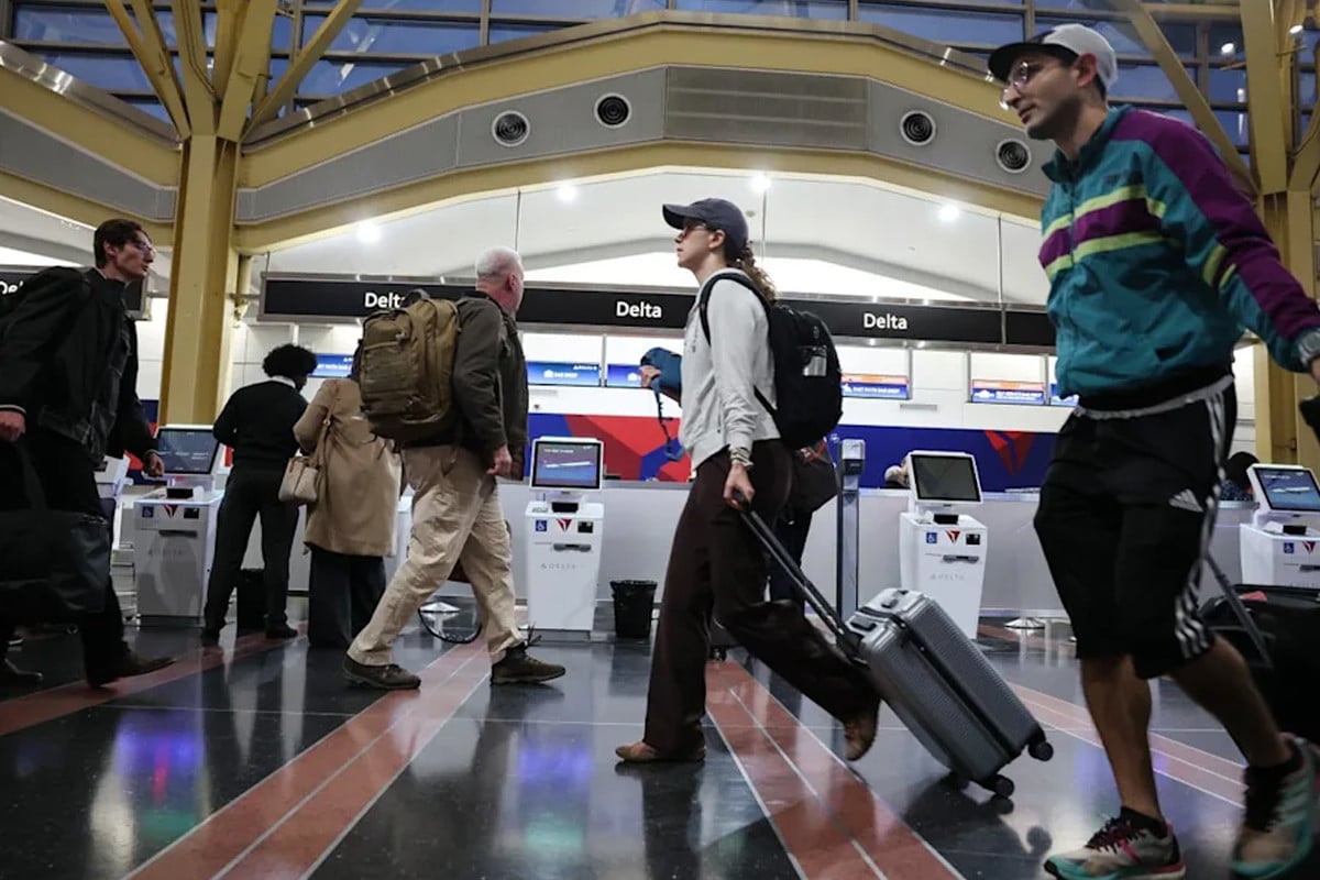 বিমানে শালীন পোশাকের পরামর্শ মার্কিন মন্ত্রীর, প্রতিবাদে যা করলেন যাত্রীরা