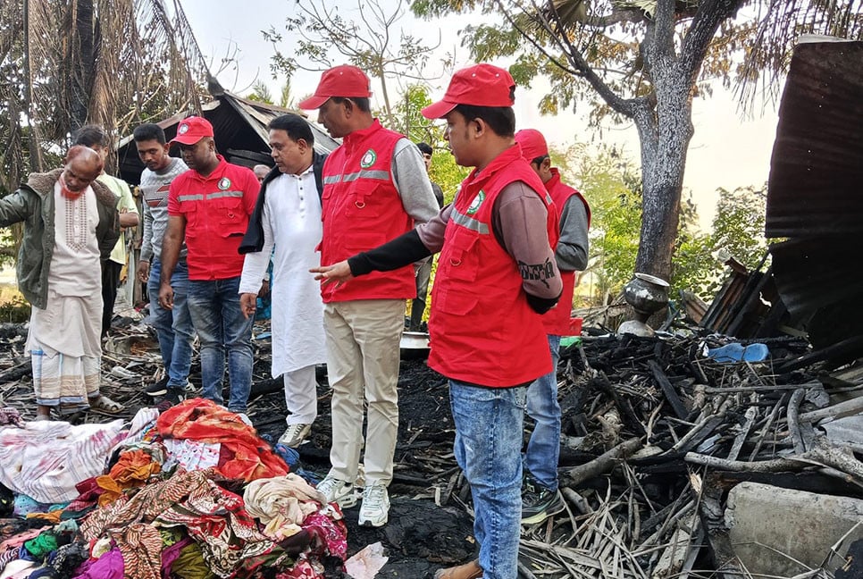 বাগেরহাটে অগ্নিকাণ্ডে ক্ষতিগ্রস্ত পরিবারকে সহায়তা