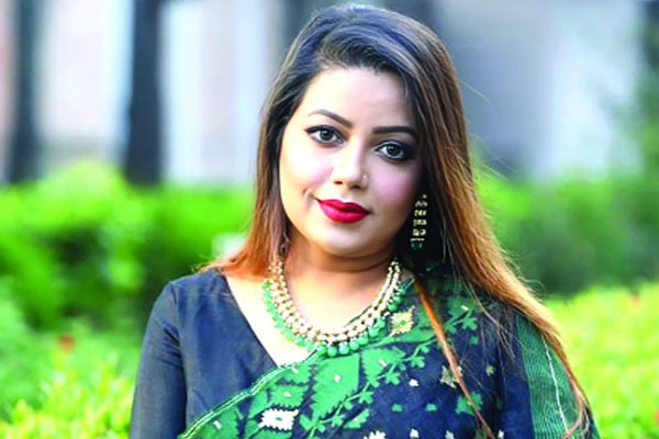 কাজের প্রেমে কনা...