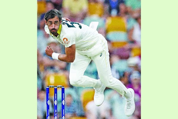 স্টার্ক ঝলকে ব্রিসবেনে উজ্জ্বল অস্ট্রেলিয়া