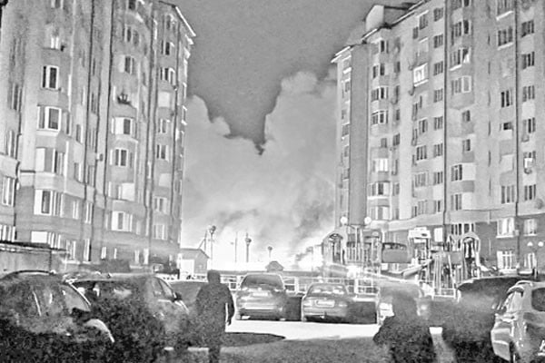 রাশিয়ার ড্রোন হামলায় ইউক্রেনের ভবনে আগুন