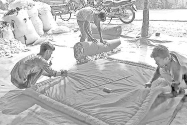 বেড়েছে লেপ তোশকের চাহিদা, ব্যস্ত কারিগররা