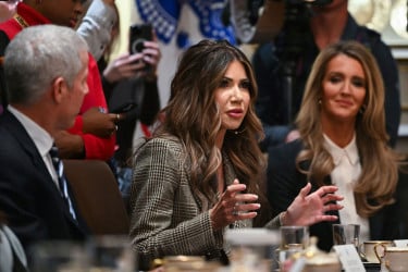 মার্কিন ভ্রমণ নিষেধাজ্ঞার তালিকায় যোগ হতে পারে ৩০টির বেশি দেশ