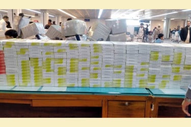 ওসমানী বিমানবন্দরে বিদেশী সিগারেট ও আইফোন জব্দ