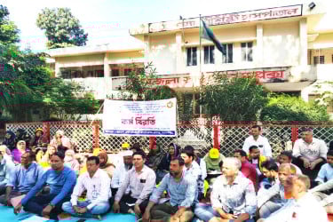 রূপগঞ্জে স্বাস্থ্য পরিদর্শকদের কর্মবিরতি, ভোগান্তিতে রোগীরা