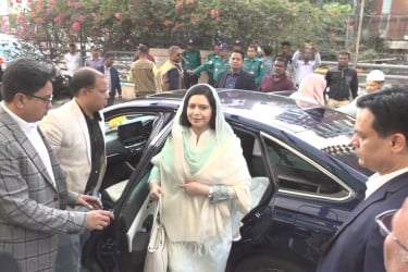 খালেদা জিয়াকে দেখতে হাসপাতালে জুবাইদা রহমান