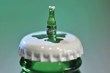 বিশ্বের সবচেয়ে ছোট বিয়ারের বোতল বানালো কার্লসবার্গ