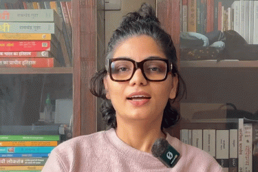 মোদিকে খোঁচা দিতেই মামলা খেলেন গায়িকা