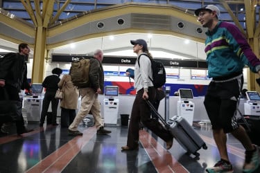 বিমানে শালীন পোশাকের পরামর্শ মার্কিন মন্ত্রীর, প্রতিবাদে যা করলেন যাত্রীরা