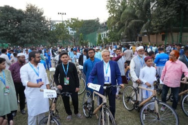 উত্তরায় ৪০ দিন জামাতে নামাজ আদায়, ২০০ শিশু-কিশোরকে বাইসাইকেল উপহার