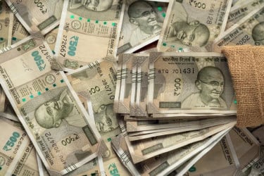 যেভাবে এশিয়ার সবচেয়ে দুর্বল মুদ্রায় পরিণত হলো ভারতীয় রুপি