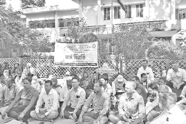 স্বাস্থ্য সহকারীদের কর্মবিরতি রোগীদের দুর্ভোগ